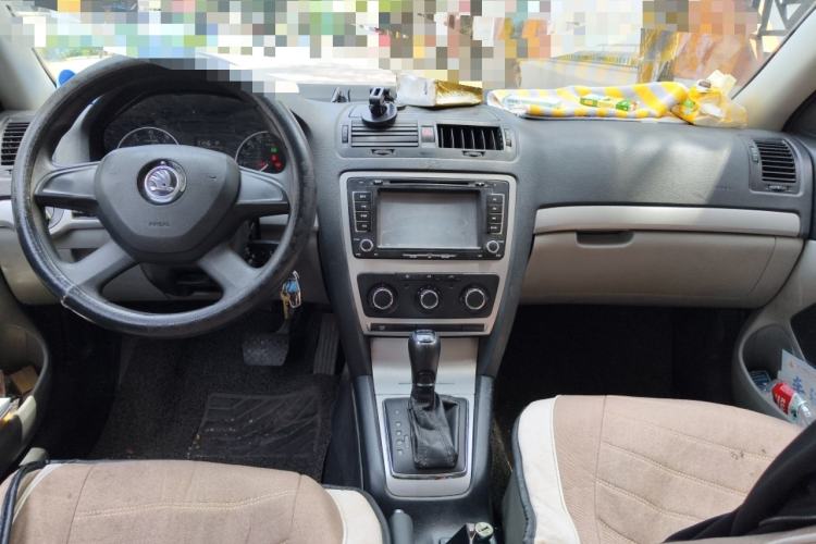 Used Skoda Octavia 2015 Classic Model 1.6L Automatic Elegance Edition Center Console