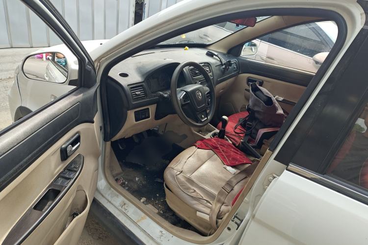 Used Dongfeng Fengon 370 2016 1.5L Manual Standard Edition SFG15-05 7 Seats Driver Seat