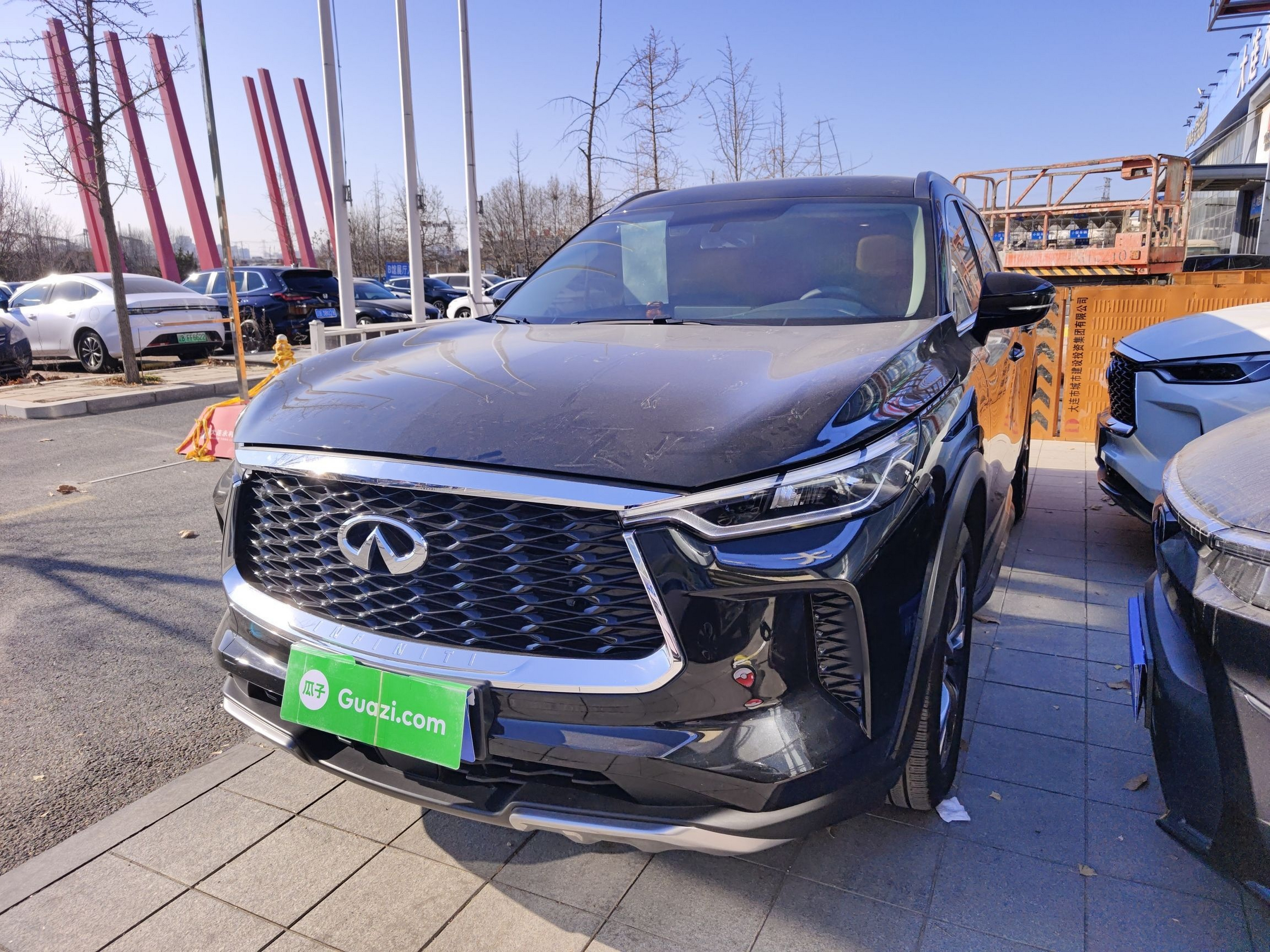 Под передней частью автомобиля