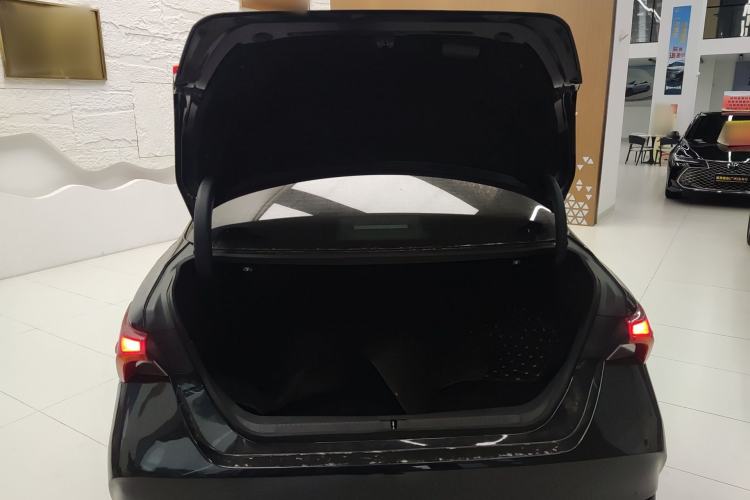 Used Toyota Avalon 2019 2.5L Touring Premium Version China VI Standard Trunk