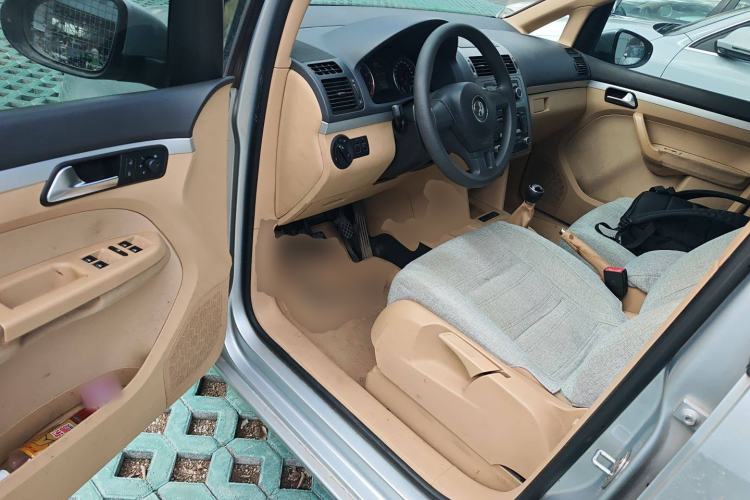 Used Volkswagen Touran 2011 1.4T Manual ZhiShang Edition 5-seater
