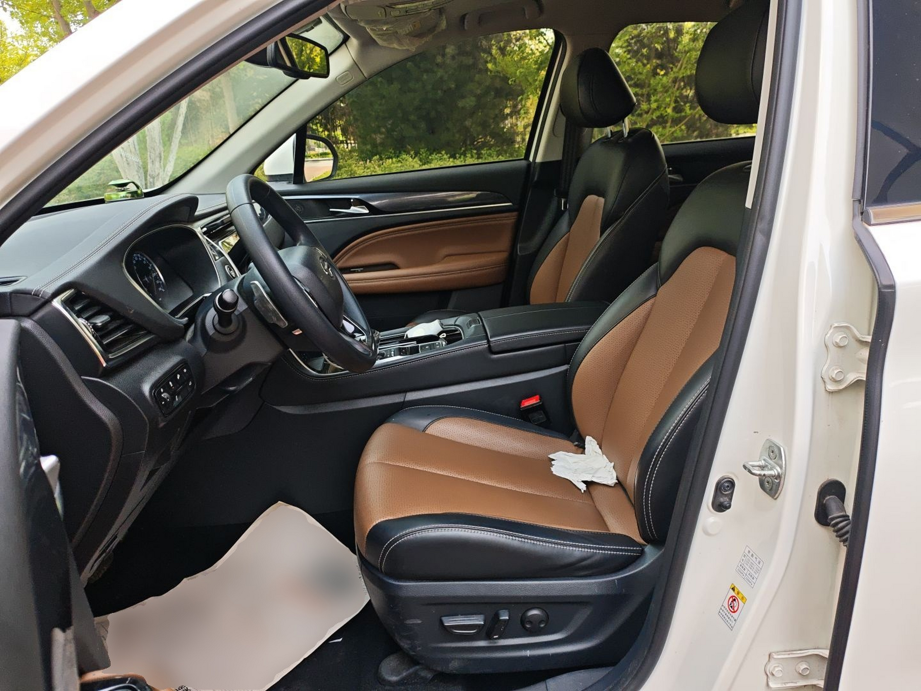 المقاعد الأمامية داخل السيارة