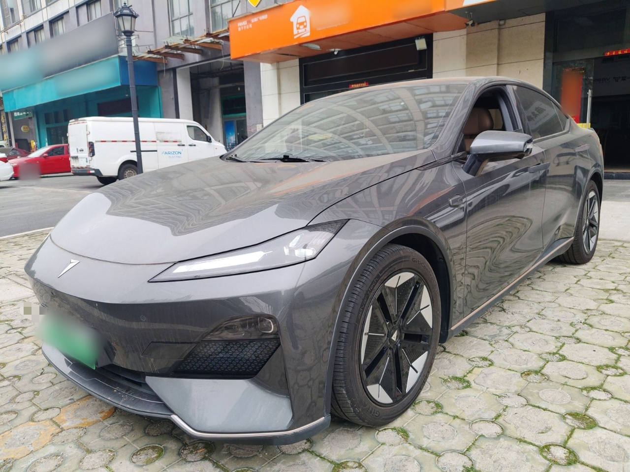 Под передней частью автомобиля