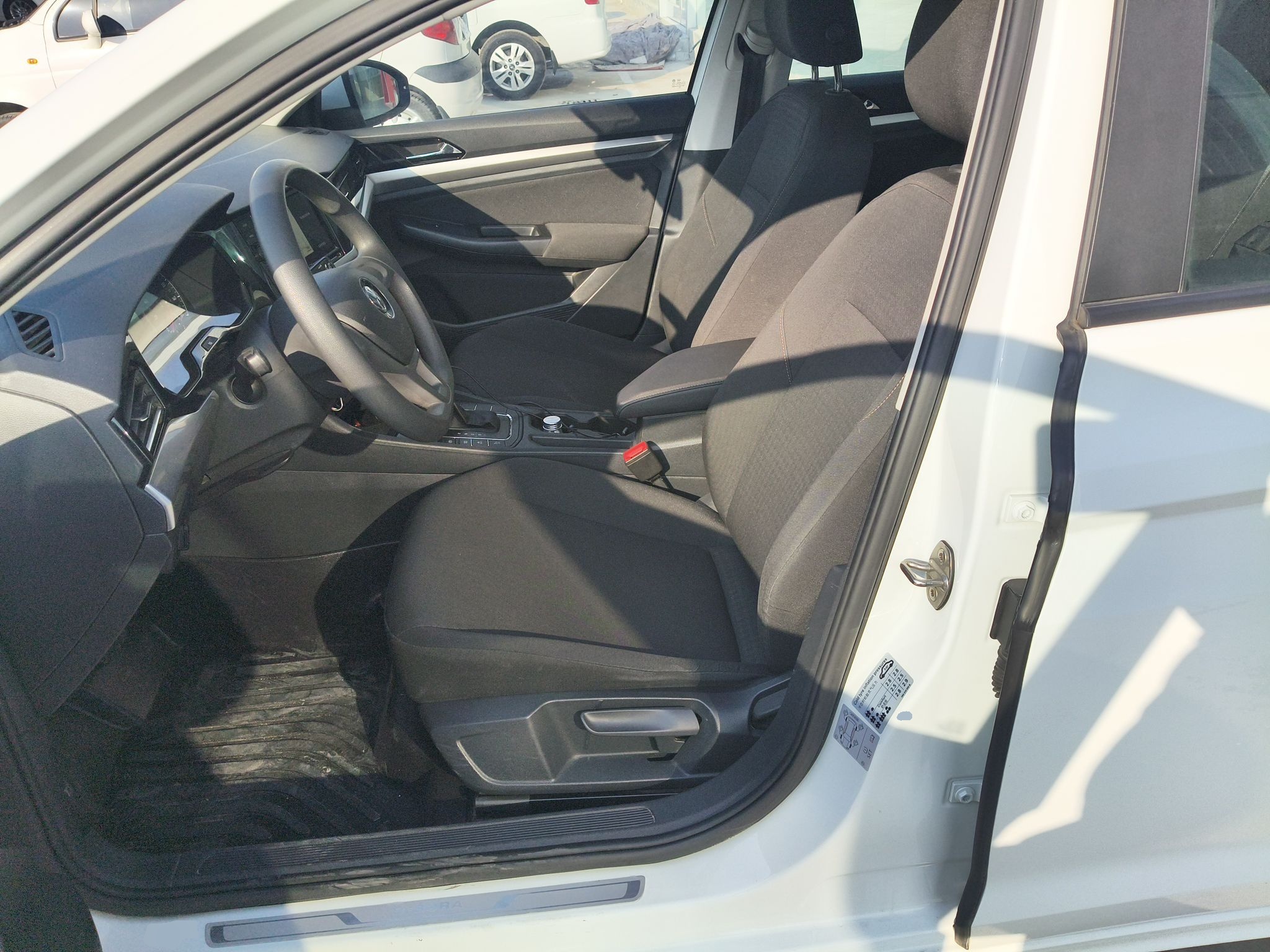 Переднее сиденье в автомобиле