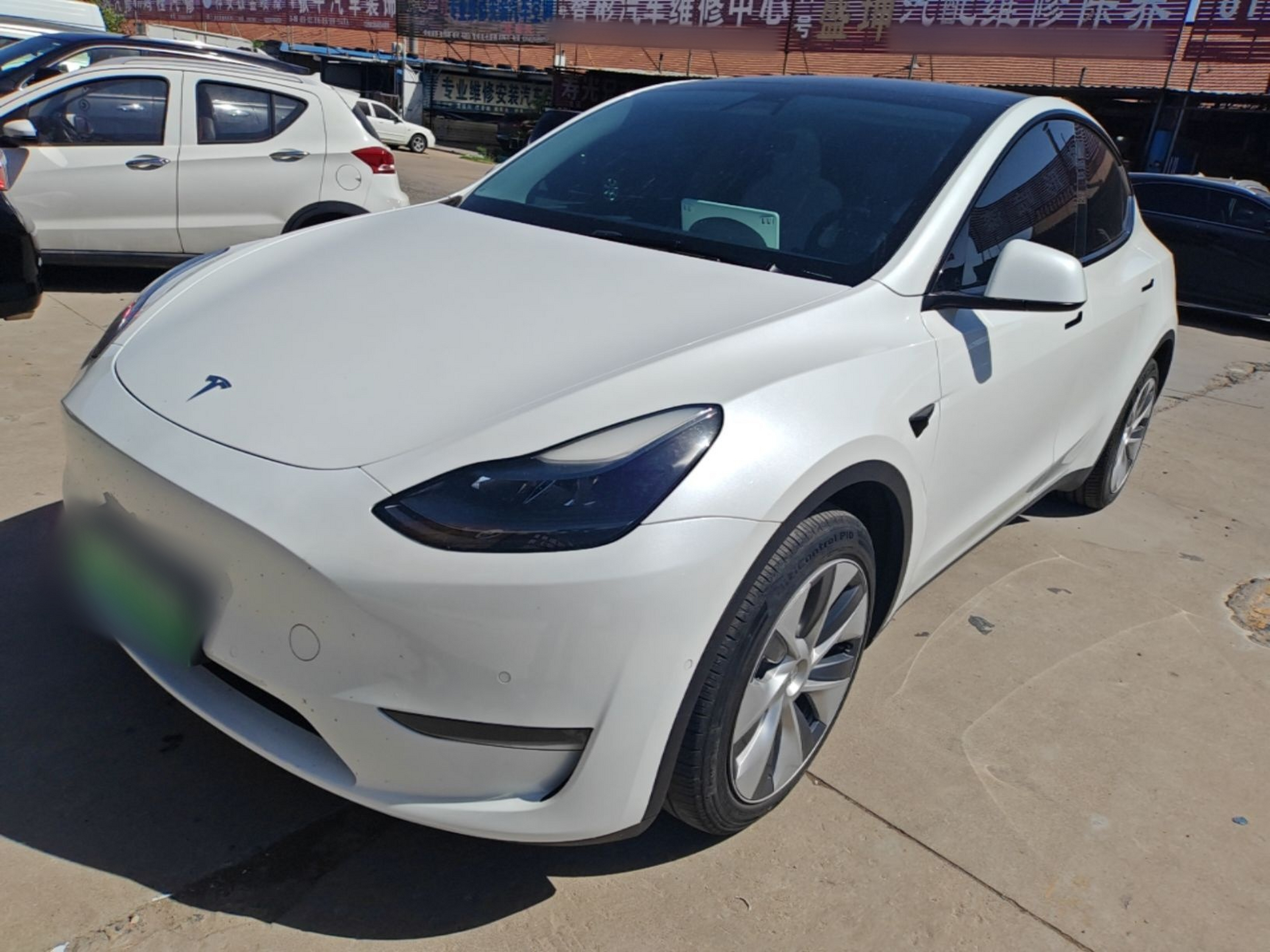 Под передней частью автомобиля