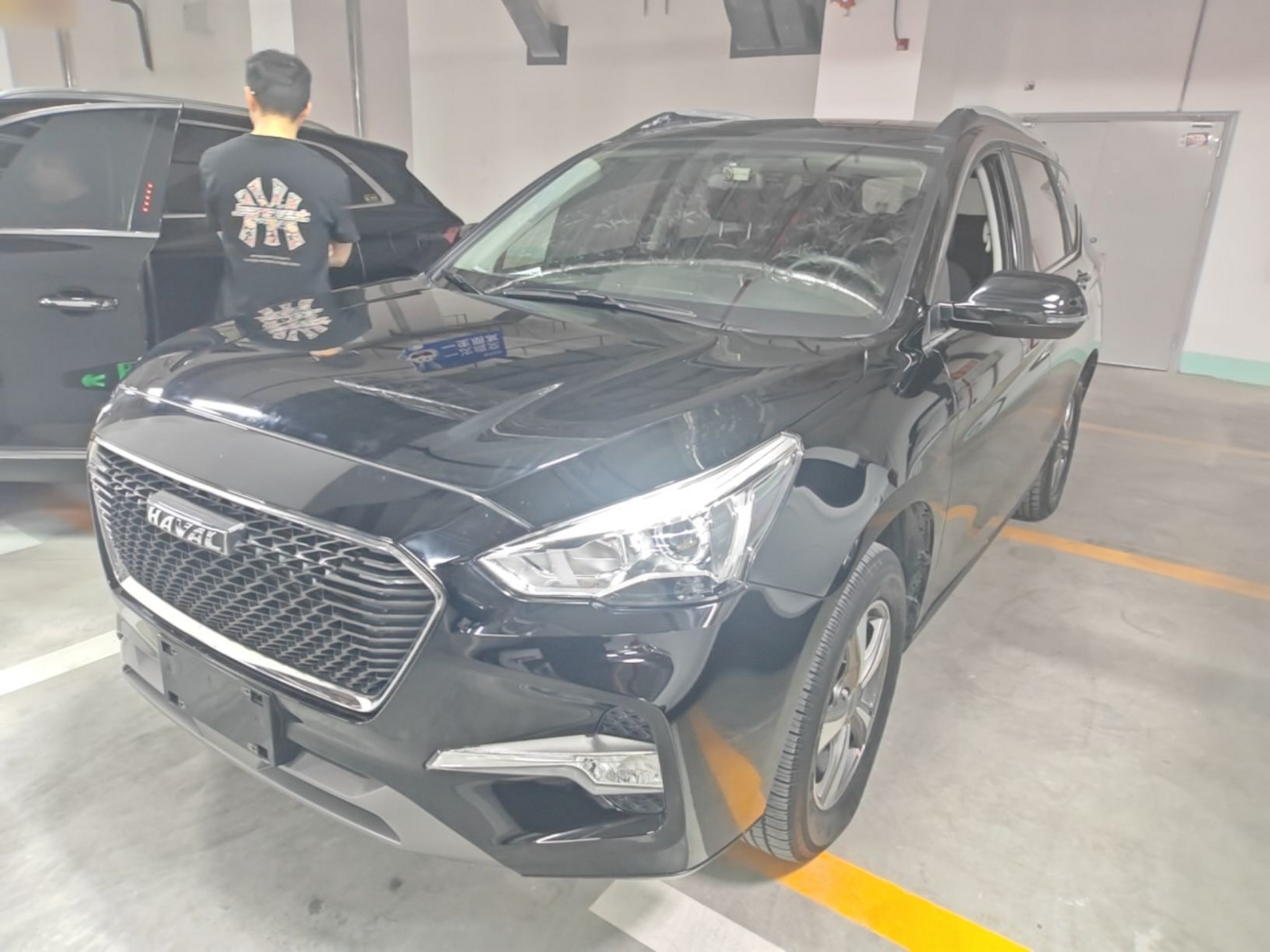 Под передней частью автомобиля