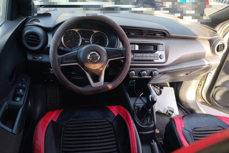 Used Nissan Kicks 2019 1.5L Manual Cool Edition Center Console