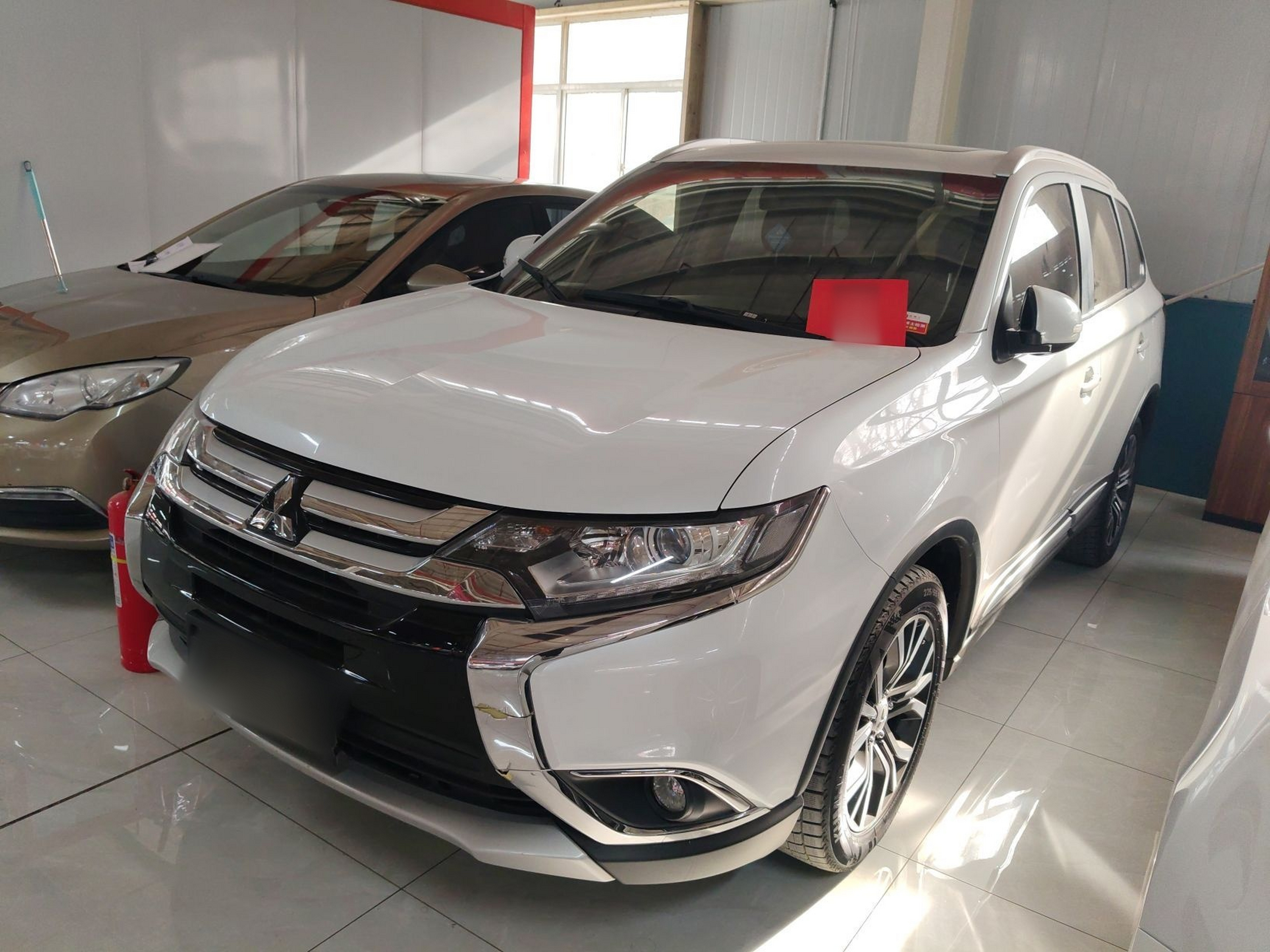 تحت مقدمة السيارة