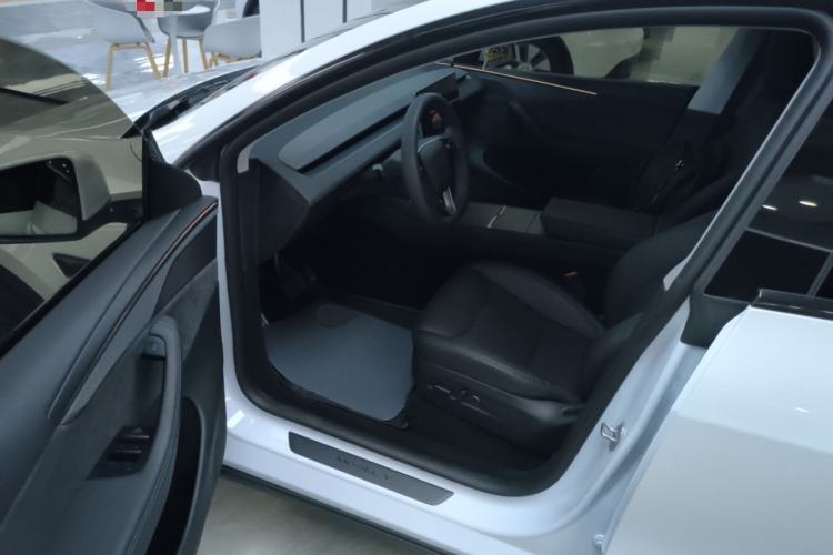 Used Tesla Model Y 2025 Long-Range All-Wheel-Drive Version