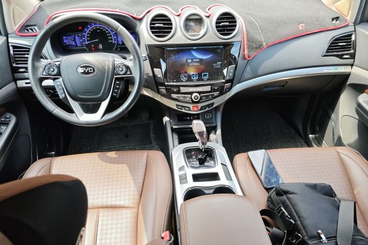 Used BYD S7 2016 2.0T Automatic Prestige Edition Center Console