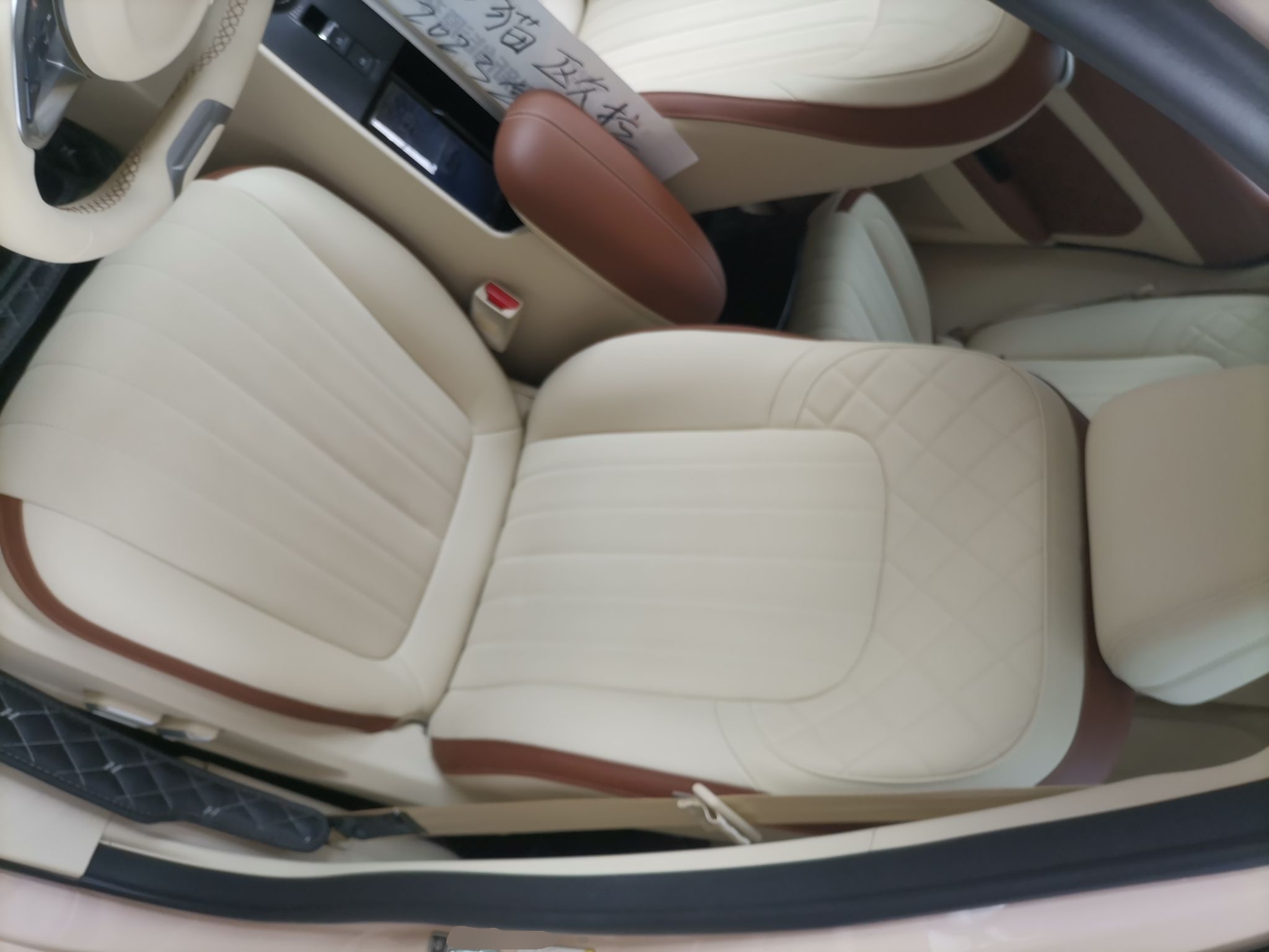 المقاعد الأمامية داخل السيارة