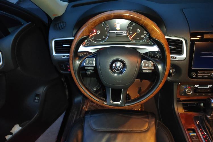 Used Volkswagen Touareg 2011 3.0 TSI Standard Version Steering Wheel