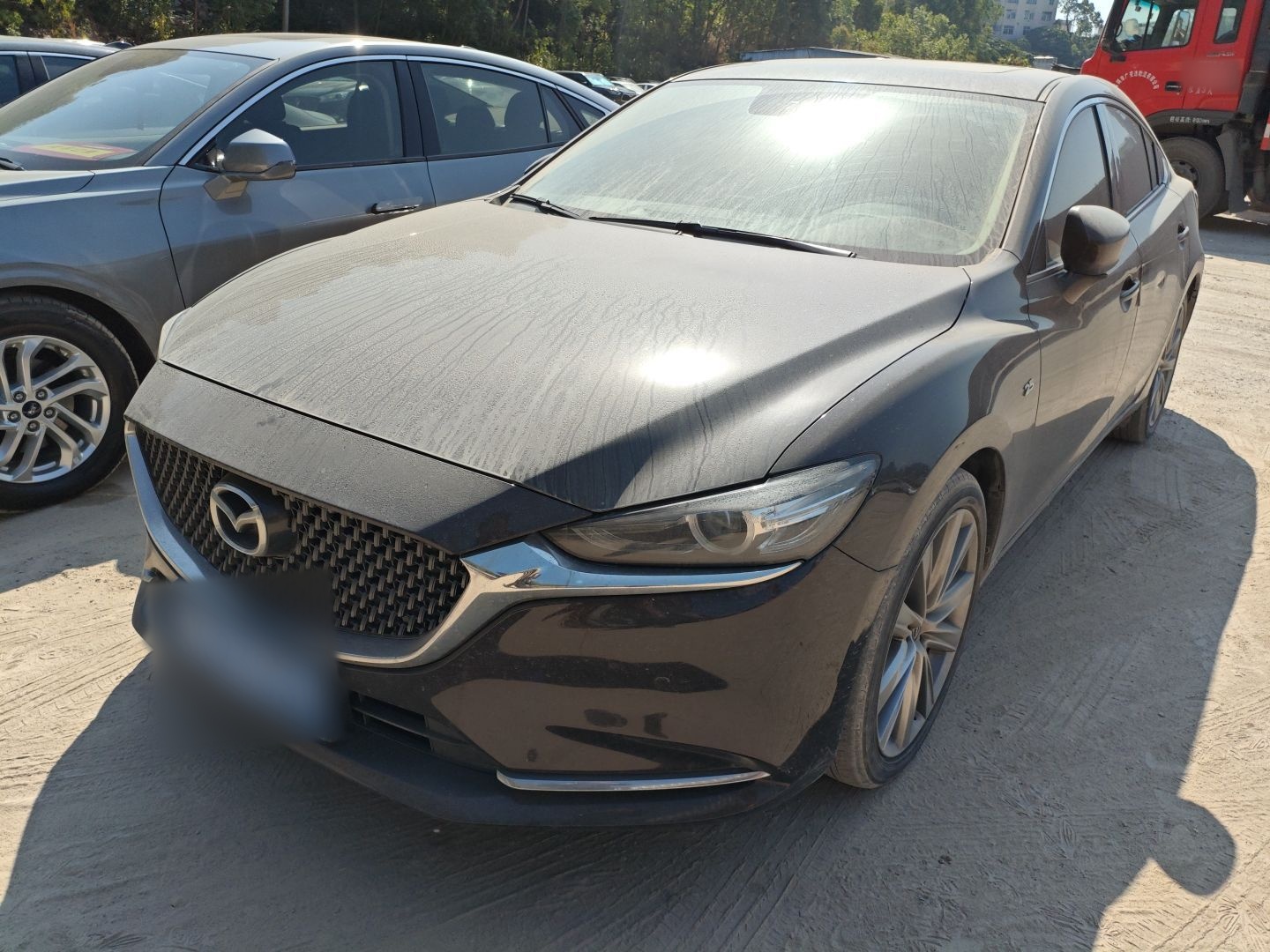 Под передней частью автомобиля