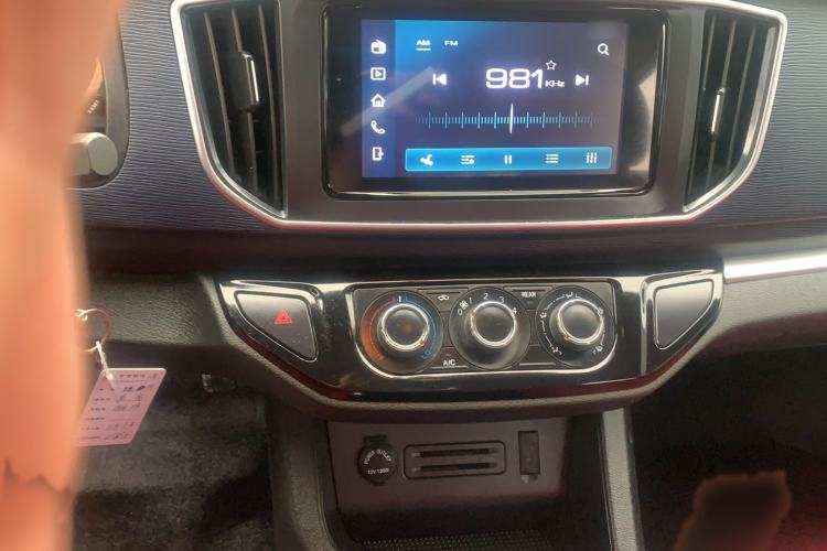 Used FORTHING Lingzhi 2023 M5L 1.6L Comfort 9-Seater Audio And AC Panel