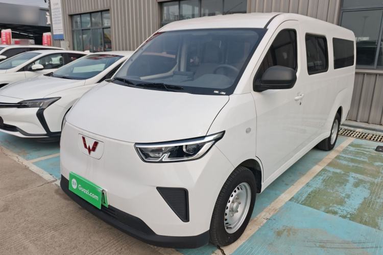 Used Wuling Yangguang 2024 300km Comfort-Grade Passenger Van 60kW