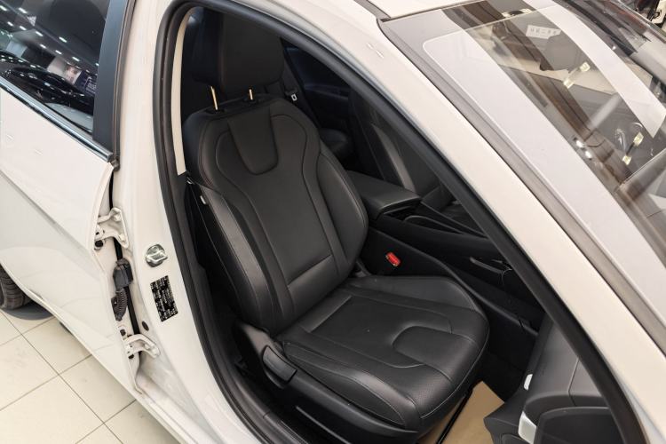 Used Hyundai Elantra 2023 1.5L CVT LUX Prestige Edition Right Front Seat