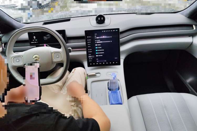 Used Nio ES8 2024 75 kWh Executive Edition Center Console