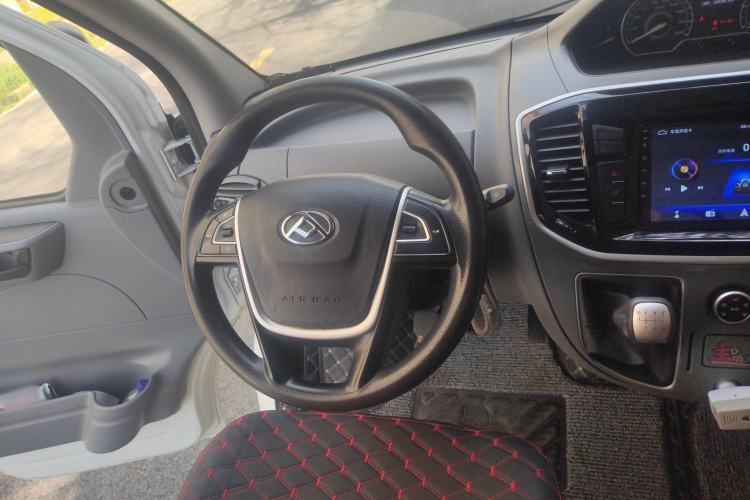 Used SAIC MAXUS Xintu V80 2021 2.0T Manual Classic City Delivery King Short Wheelbase Mid-Roof Design 3 Seats
