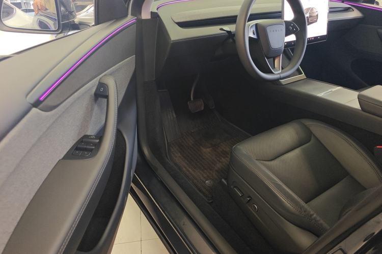 Used Tesla Model Y 2025 Rear-Wheel-Drive Version
