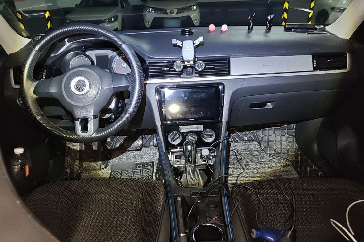 Used Volkswagen Bora 2013 1.6L Automatic Comfort Model Center Console