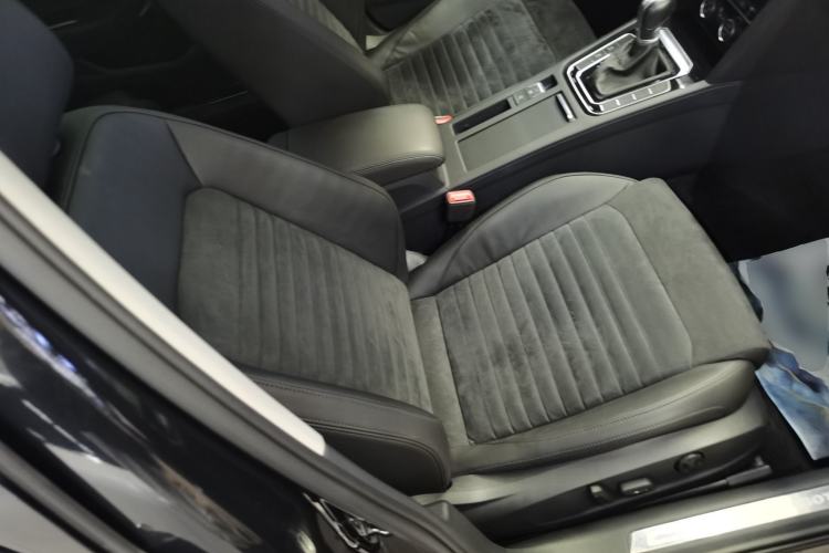 Used Volkswagen Magotan 2017 330TSI DSG Luxury Model Right Front Seat