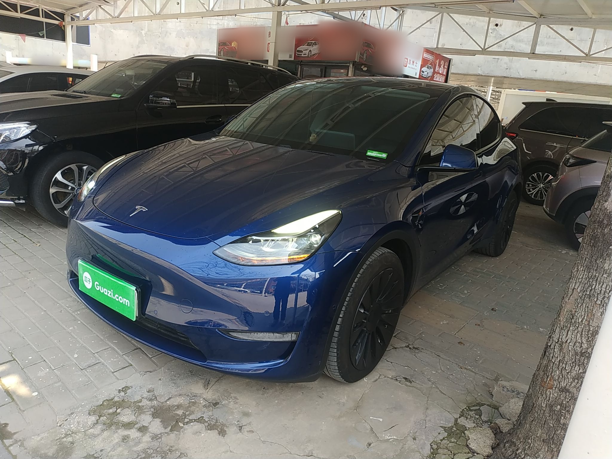 Под передней частью автомобиля