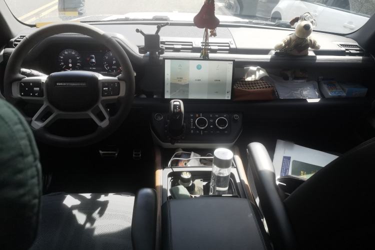 Used Land Rover Defender 2023 Facelift 110 3.0T P400 Dark Edition Center Console