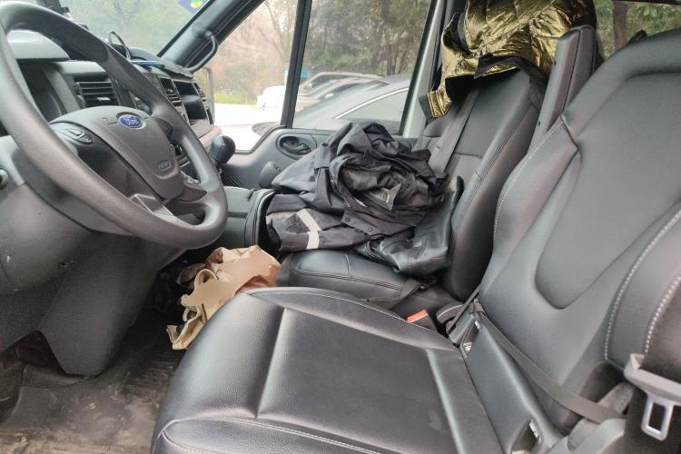 Used Ford Transit Custom 2015 2.4T Short-Wheelbase 6-Seater Mid-Roof Multi-Purpose Vehicle
