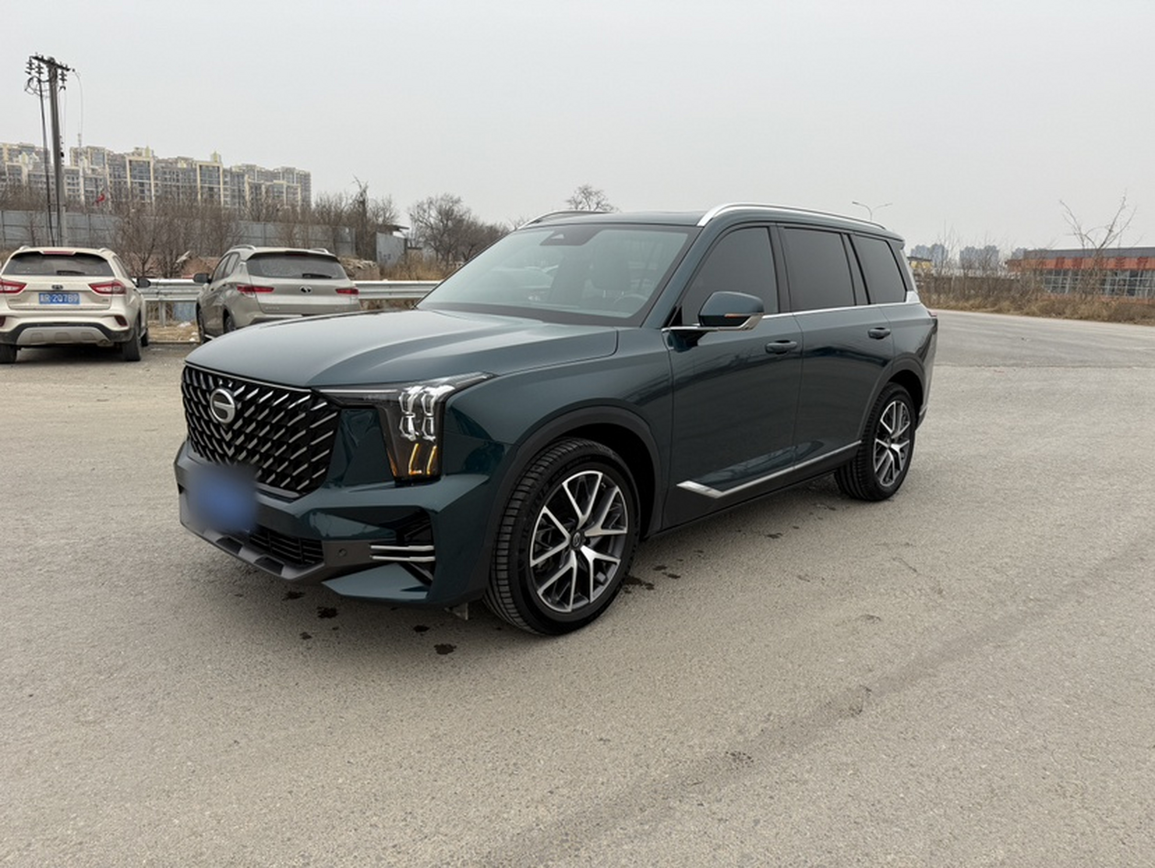 Под передней частью автомобиля