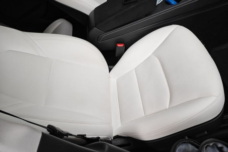 Used Tesla Model Y 2021 Standard Range Rear-Wheel Drive Version Right Front Seat