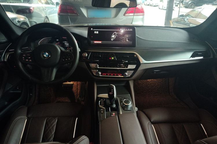 Used BMW 5 Series 2022 Restyled 540i Luxury Edition M Sport Package Center Console