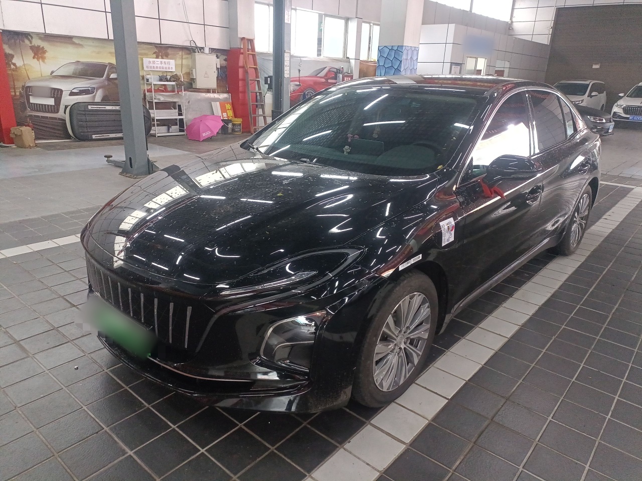 تحت مقدمة السيارة