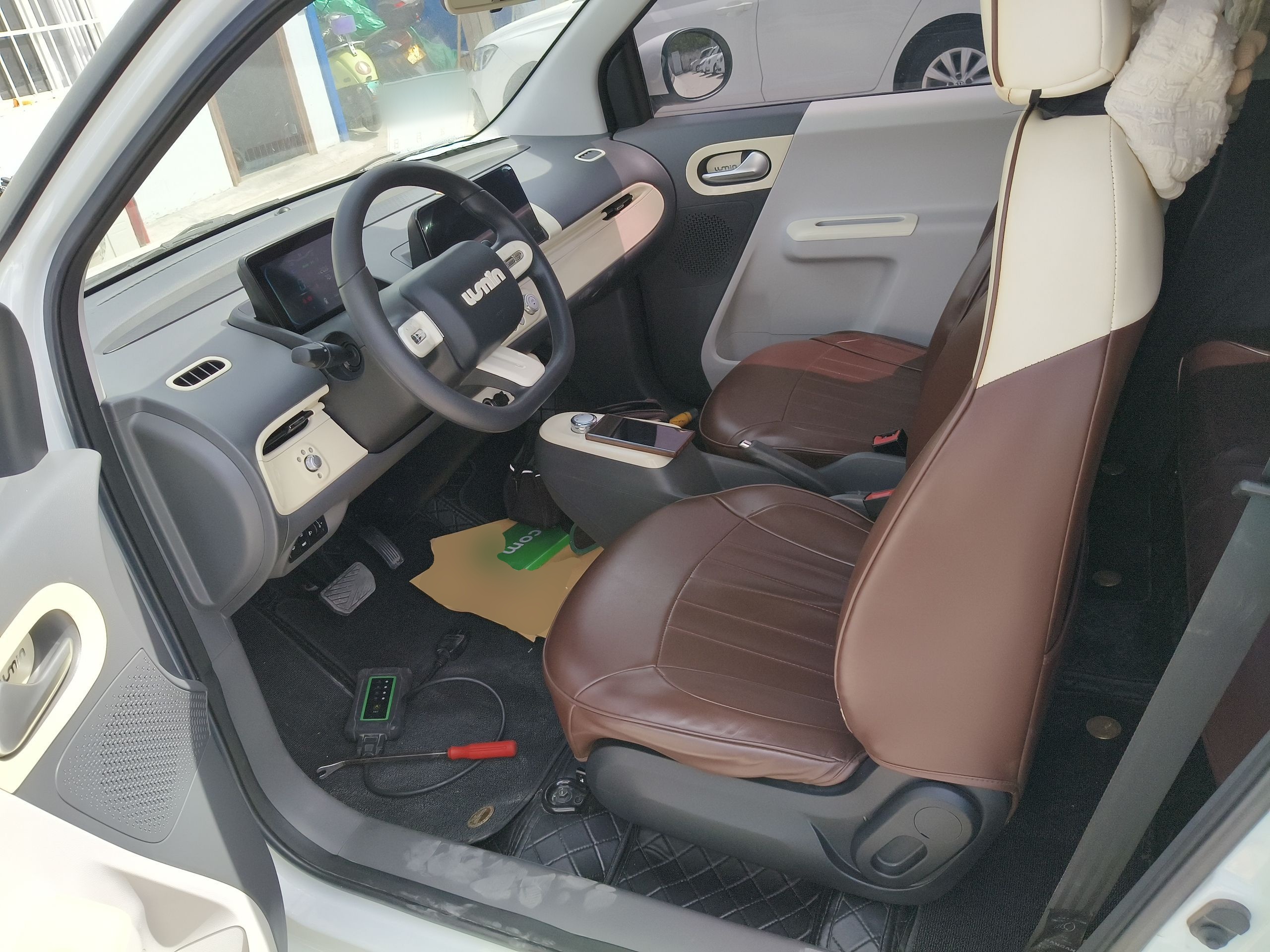 المقاعد الأمامية داخل السيارة