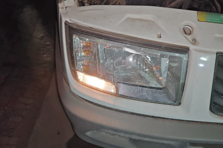 Used Iveco Daily 2022 2.5T A37 M1 Passenger Van 5-9 Seats Long Wheelbase Mid-Roof Design Dual Tires Side Sliding Doors