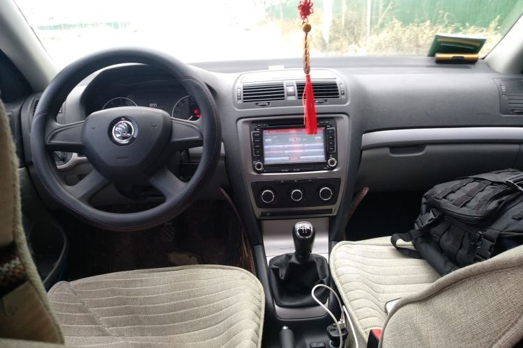 Used Skoda Octavia 2015 Classic Model 1.6L Manual Eado Version Center Console