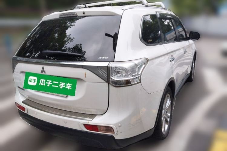 Used Mitsubishi Outlander 2014 2.4L 4x4 Deluxe Value Edition 5 Seats Rear Right 45 Deg