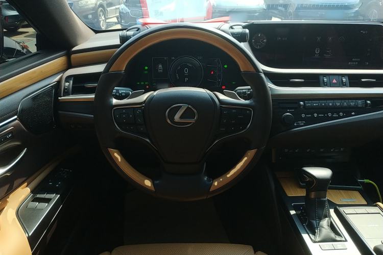 Used Lexus ES 2020 300h Executive Edition
