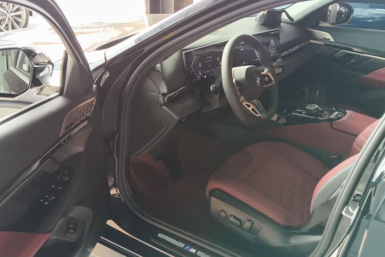 Used BMW 5 Series 2025 530Li Luxury Edition M Sport Package Driver Seat