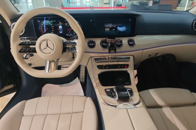 Used Mercedes-Benz E-Class 2023 Facelift E 260 4MATIC Convertible Coupe Center Console