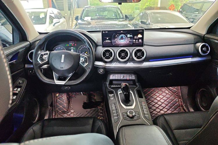 Used Wey VV5 2020 1.5T Two-Wheel Drive Color Pioneer Center Console