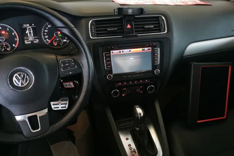 Used Volkswagen Sagitar 2014 Revised Version 1.4TSI Automatic Luxury Edition Center Console