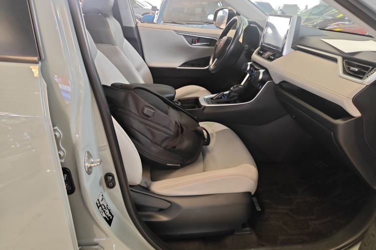 Used Toyota RAV4 2020 2.0L CVT 4x4 Style PLUS Edition Right Front Seat