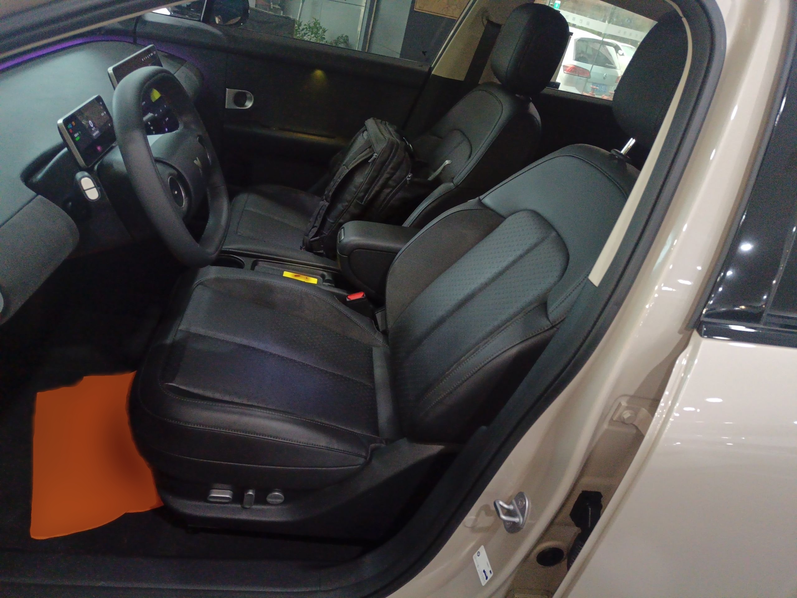 المقاعد الأمامية داخل السيارة