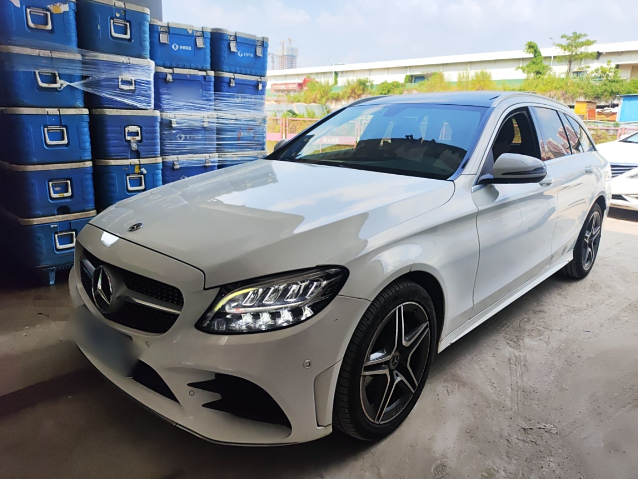 تحت مقدمة السيارة