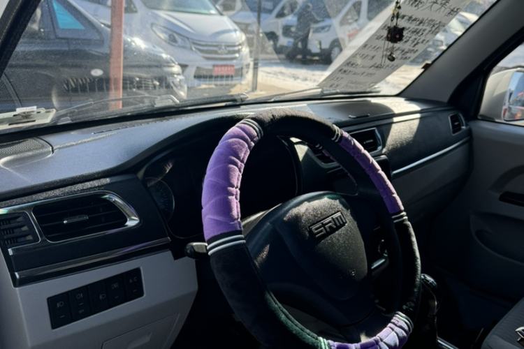 Used Jinbei New Hiace X30L CNG 2023 100L CNG Wealth Edition Van 2/5-Seater Air-Conditioned Model SWCC15M Interior 3