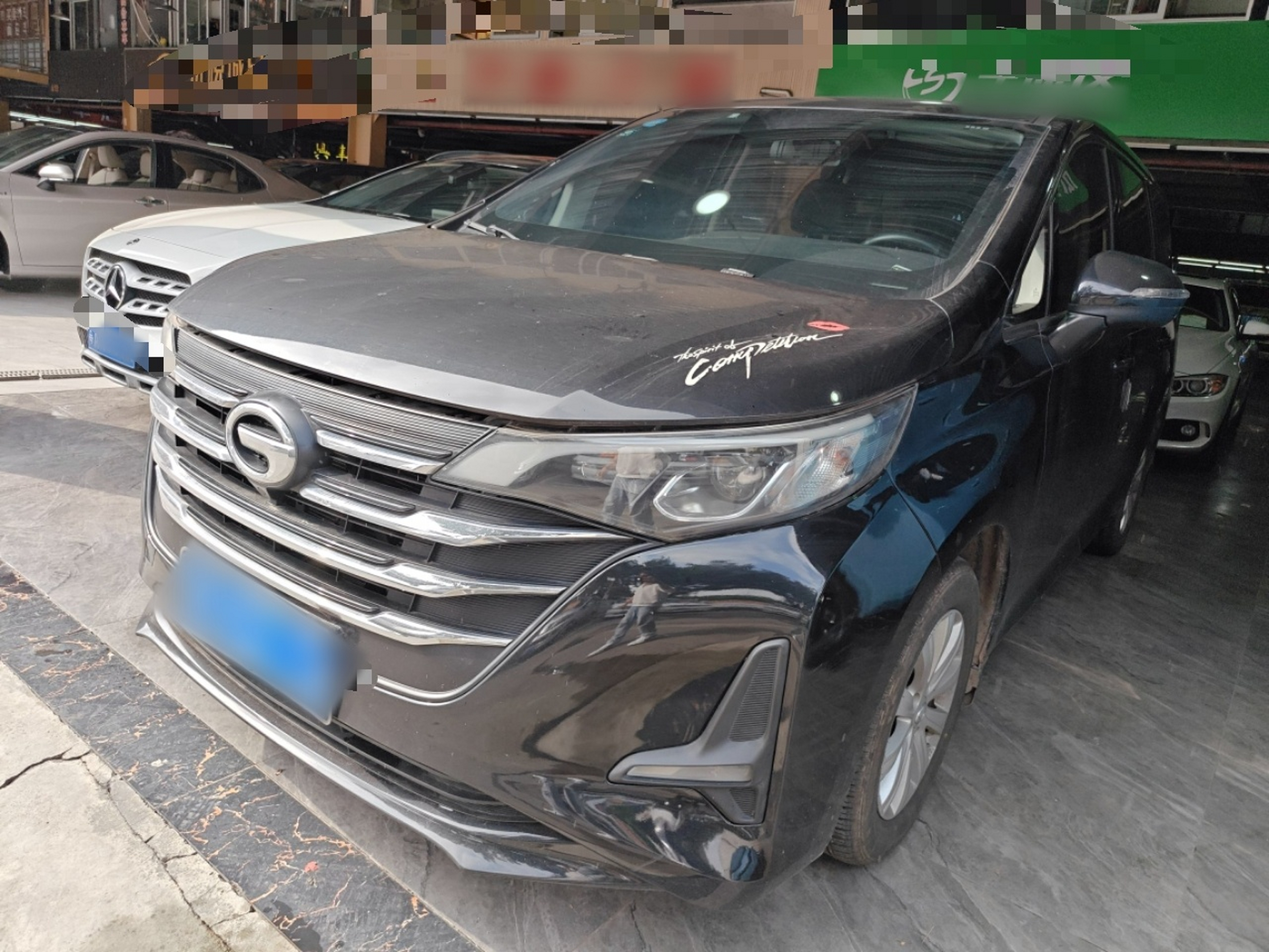 Под передней частью автомобиля