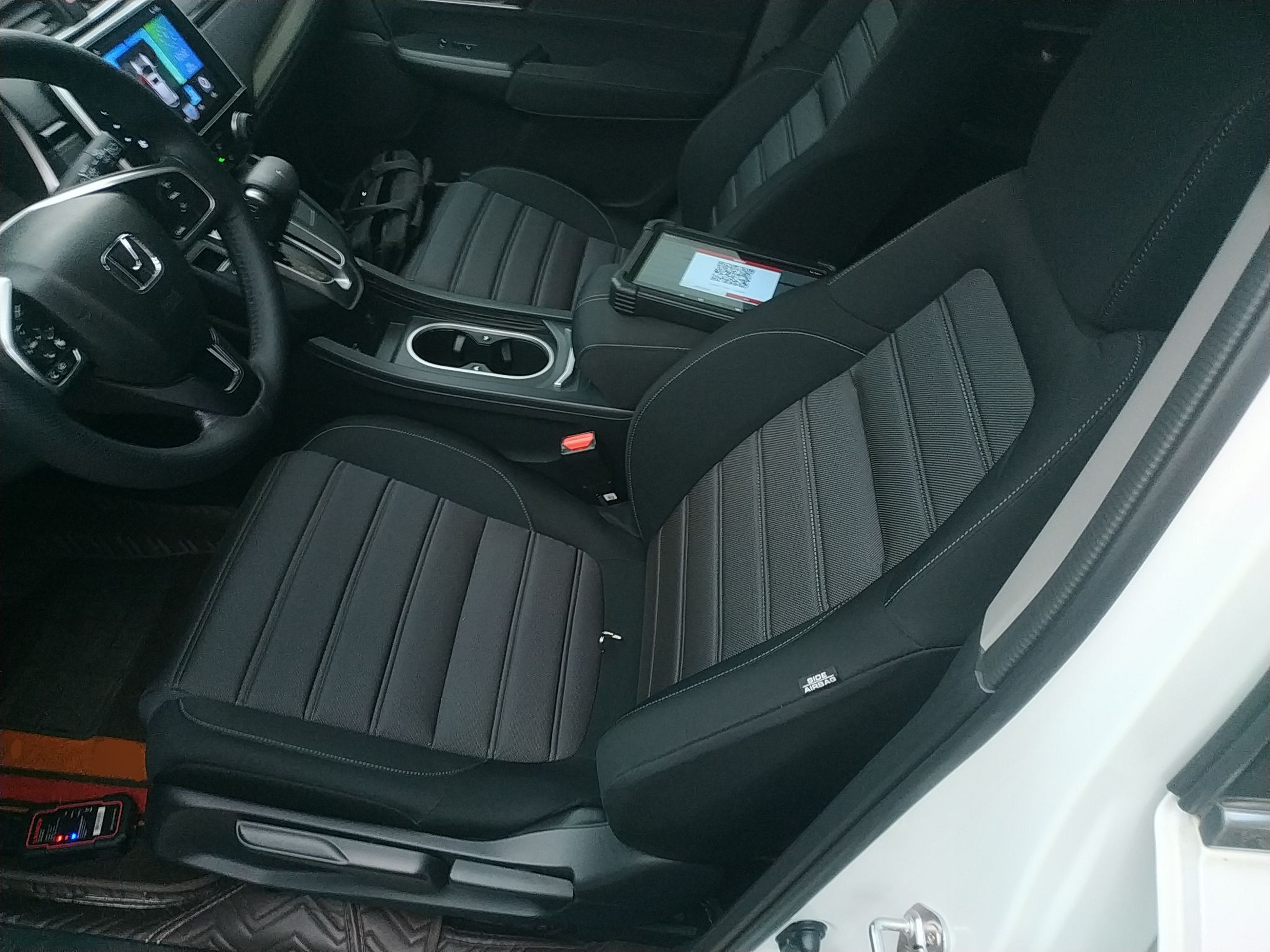 Переднее сиденье в автомобиле