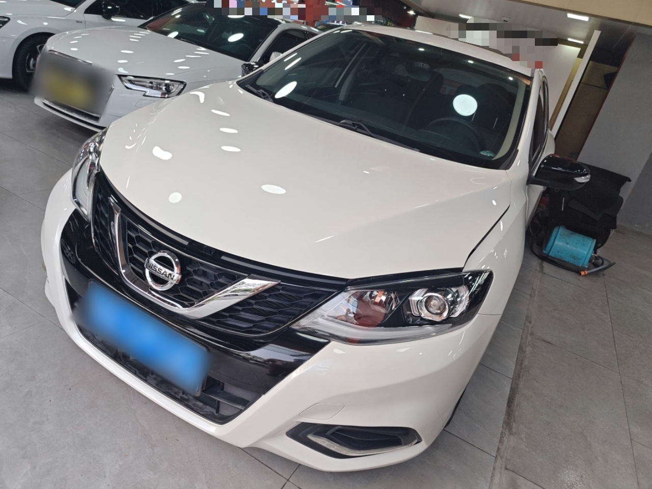 تحت مقدمة السيارة