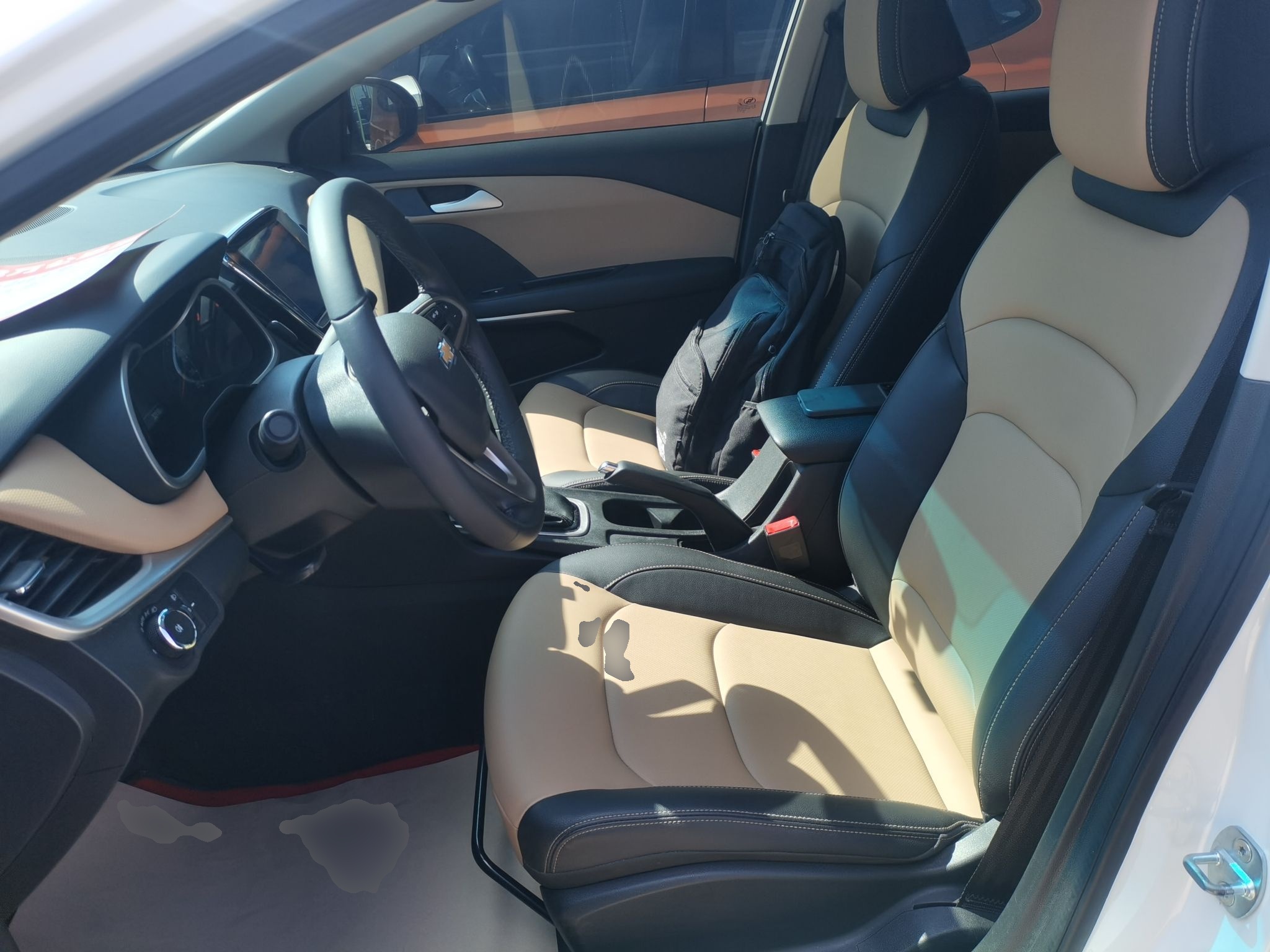 المقاعد الأمامية داخل السيارة