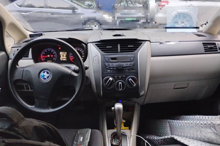 Used Venucia R50 2015 1.6L Automatic Fashion Edition Center Console